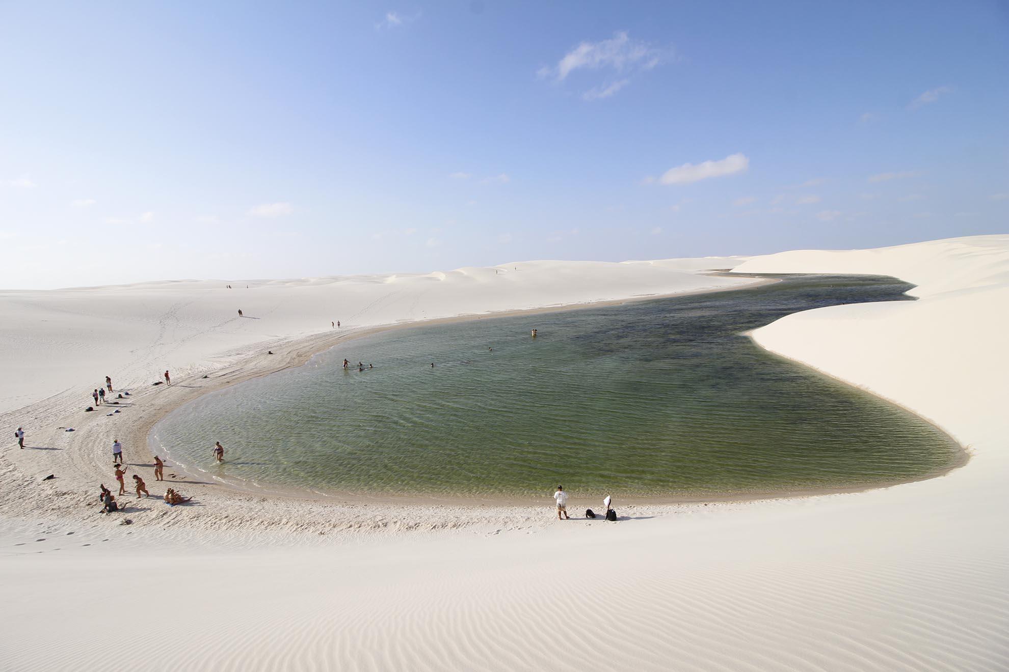 Vista aérea das dunas e lagoas dos Lençóis Maranhenses